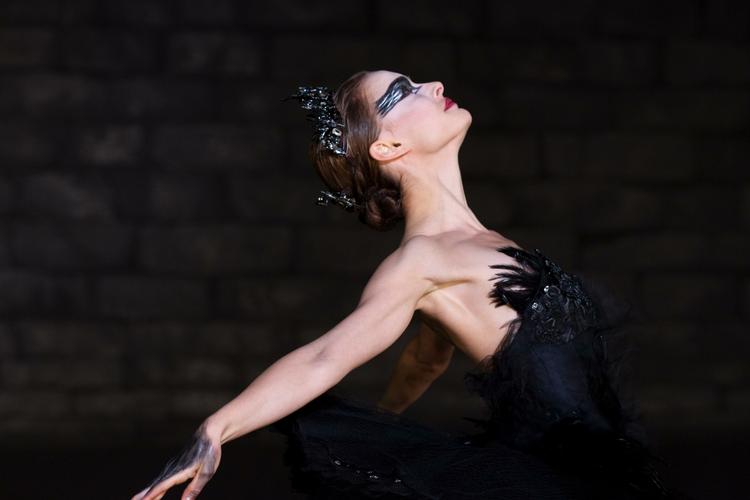 Filmstrid. Natalie Portman som den udfordrede balletdanser i 'Black Swan'. Nu får praktikanterne endelig penge for deres arbejde med filmen. 