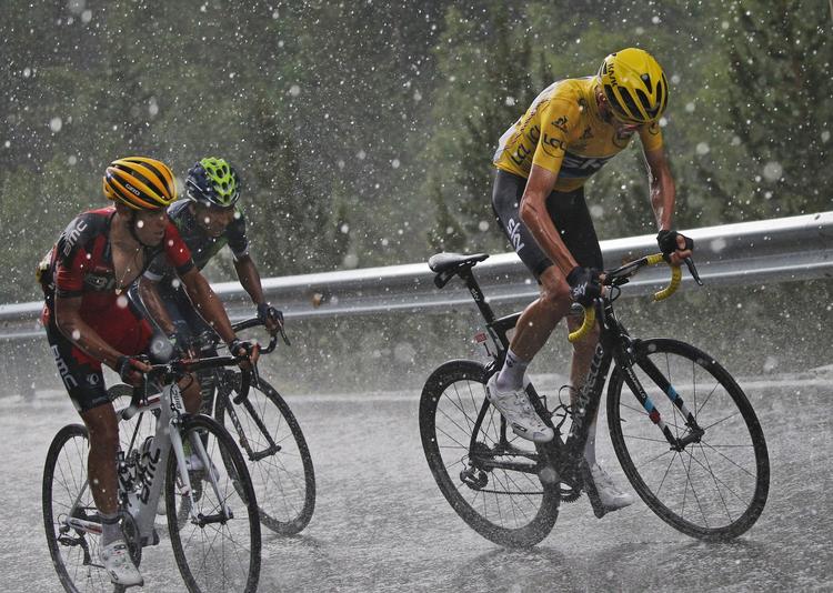 farligt. Forholdene ved årets Tour er ikke ligefrem indbydende for Nairo Quintana, der i går måtte opgive at holde Chris Froomes baghjul, som han lykkedes med i søndagens regnvejrsetape. 