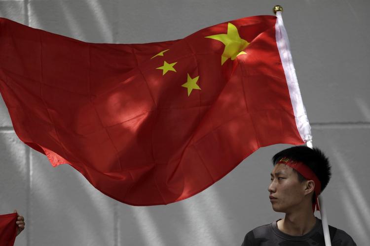Nationalisme. Kommunistpartiet frygter anti-filippinske demonstrationer i kinesiske byer og censurerer ekstreme og ultranationalistiske kommentarer på de kinesiske sociale medier. Selvom kommunistpartiet udnytter nationalismen som legitimitet, kan den også blive en trussel for etpartistaten.  Billedet er fra en anti-japansk demonstration i Shanghai i 2012. 