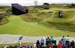 REKORDKORT. 8. hul på Royal Troon er med sine 111 meter det korteste nogen sinde i British Open. Her forsøger amerikaneren Brandt Snedeker kræfter med hullet under onsdagens prøverunde. Foto: Matt Dunham/AP 