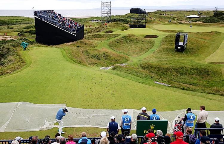 REKORDKORT. 8. hul på Royal Troon er med sine 111 meter det korteste nogen sinde i British Open. Her forsøger amerikaneren Brandt Snedeker kræfter med hullet under onsdagens prøverunde. Foto: Matt Dunham/AP 