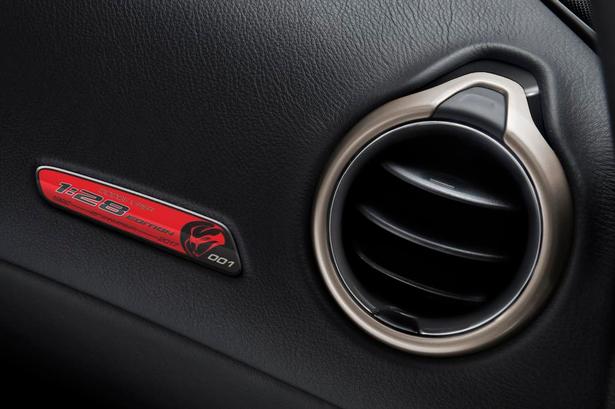 HYLDEST. Banerekorden går igen i et logo på instrumentpanelet. 