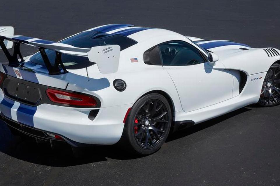 ORIGINAL. Denne farvekombination er Dodge Viper især kendt for: Hvid med blå stribe. Den får man i den særlige Commemorative-version. 