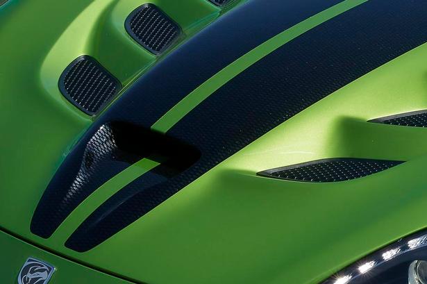 SNAKESKIN-udgaven kommer i en hidsig, grøn farve. 