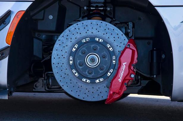 STOP. Alle modeller af Viper har kraftige bremser. I nogle tilfælde af kulfiber. 