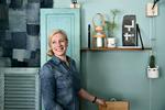 OPHÆNGT. Lene Nissens genbrugshylde i teaktræ er hængt op med slangeskindsbælter. De gamle, hvide potter er hængt op i snører og tegnet på med porcelænstuscher for at give dem nyt liv. Bag hende er et vægtæppe fremstillet af dele af jeans, en gammel køkkenlåge og skodde fra en villa. 