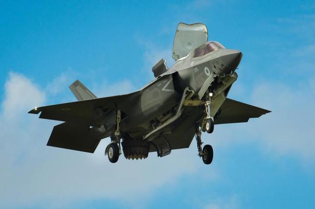 KAMPKLAR. Danmarks måske kommende kampfly, F-35 Lightning, gav et opvisningstur foran publikum i Farnborough. 