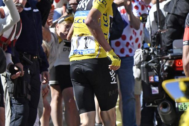Kort før målstregen fik Chris Froome assistance og kunne cykle over målstregen. 