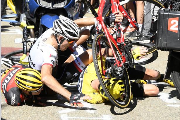 Froome, Richie Porte og Bauke Mollema måtte en tur i jorden, fordi tilskuere og en tv-motorcykel kom i vejen. 