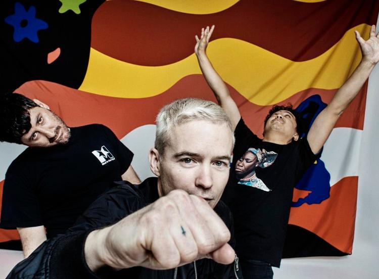 Frisk. The Avalanchers' tilbageværende medlemmer Robbie Chater, James Dela Cruz og Tony Di Blasi, er efter 16 år klar med et album, der suger lytteren tilbage til andre tider, men konstant er umiddelbart og ærligt. 