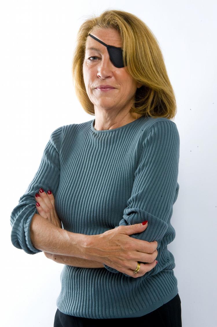 Ansvar. Marie Colvin vidste, at hun havde et farligt job som krigskorrespondent. Men inden sin død talte hun om, hvor vigtigt det er, at medier bliver ved med at fortælle om, hvordan civile bliver udsat for overgreb i krige og konflikter rundt om i verden. 