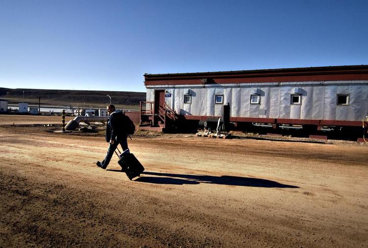 Krævende. Thulebasen ligger på et sted hvor vinteren er bidende kold. Derfor er der ingen asfaltveje. Basen holdes af lige knap 400 civile ansatte - en inbringende forretning og en af Grønlands største arbejdspladser. 