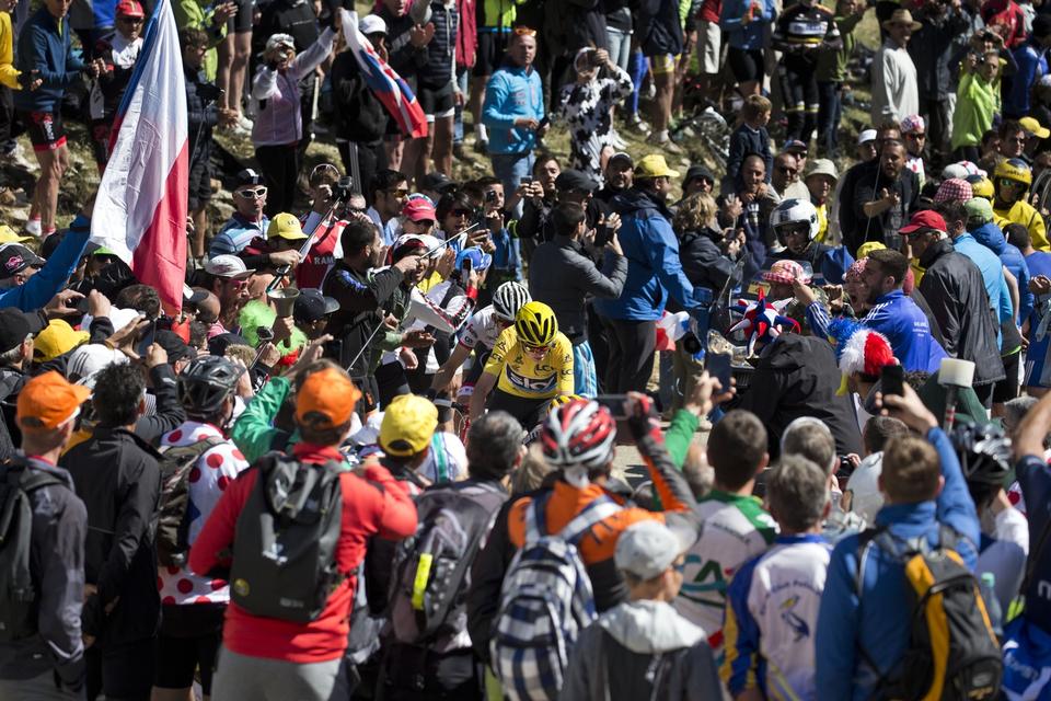 Til slut fik Chris Froome sin egen cykel tilbage og kunne trille ind over målstregen. 