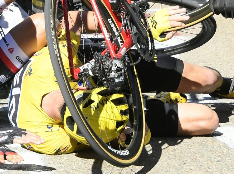 KAOS. Chris Froome endte nederst, da han styrtede sammen med Bauke Mollema og Richie Porte. Men han kom på bene, og han fører stadig Touren. 