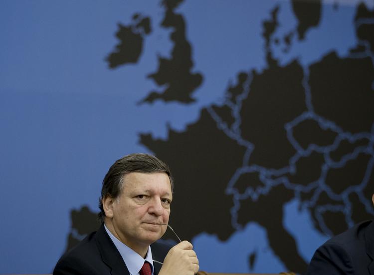 Jobskifte. EU-kommissionens tidligere formand og Portugals tidligere premierminister, José Manuel Barroso, får nu job hos den omstridte investeringsbank Goldman Sachs. Det møder stærk kritik fra flere sider, og Frankrigs præsident, Francois Hollande, kalder jobskiftet »moralsk uacceptabelt«. 