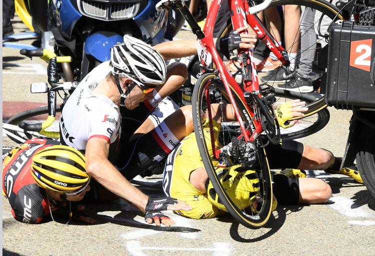 kaos. 1,2 km før mål kolliderede Rickie Porte med en motorcykel, hvilket også kostede Bauke Mollema og Chris Froome en tur i asfalten. 