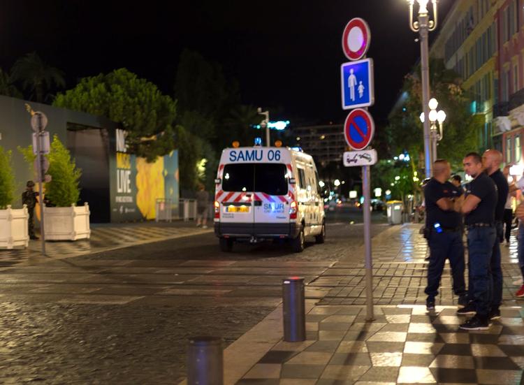 Angrebet. Torsdag aften pløjede en mand i lastbil ind i menneskemængden på Nices kendte boulevard  Promenade des Anglais. Foto: Ciaran Fahey 