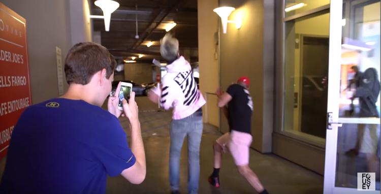 META. De to YouTube-kendisser RiceGum og fouseyTUBE slås for åbne kameraer. Men det var i virkeligheden mest for at se, hvor meget brand, de kunne sætte i YouTube og sociale medier med en fupvideo (Foto: YouTube/Screenshot) 