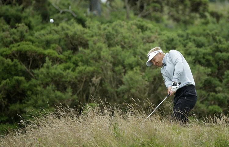 Rough. På 11. hul var Søren Kjeldsen i vanskeligheder, men efter at have slået ud fra et vanskeligt leje i roughen, reddede han alligevel sin par. 