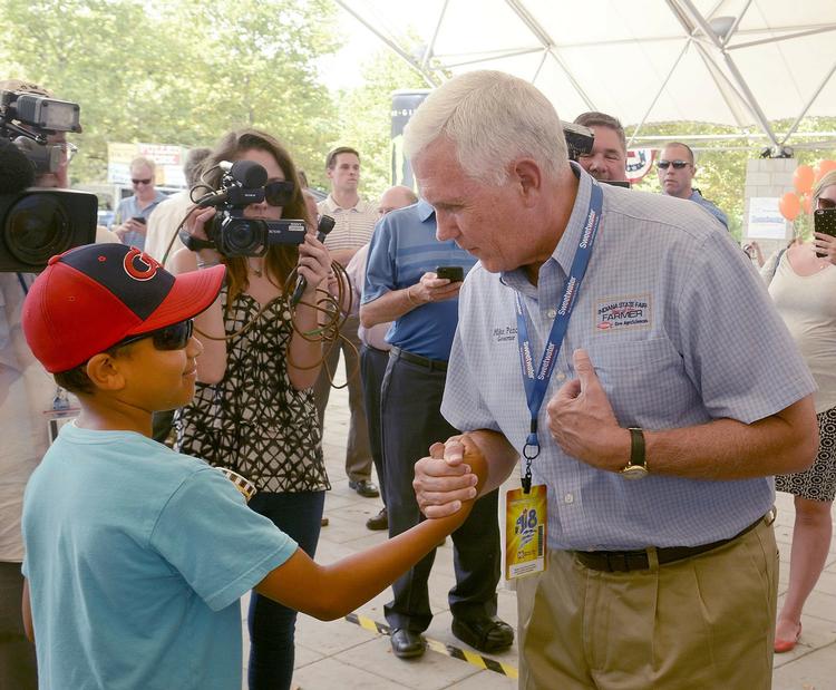 Goddag. Efter morgenmad med Donald Trump onsdag tog Mike Pence til en lokal festival, hvor han fik anledning til at hilse på 11-årige Elijah Morgan. 