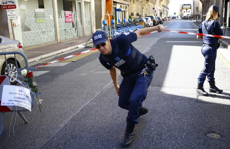 Aktion. Fransk politi har i løbet af dagen været oppe på hælene, efter en 31-årig mand torsdag aften mejede hundredvis af mennesker ned med en lastbil. I formiddags ransagede det gerningsmandens lejlighed i det østlige Nice. 
