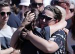 sorg. Bevægede mennesker ved strandpromenaden i Nice, hvor 84 mennesker blev dræbt, da de blev mejet ned af en lasbil. 