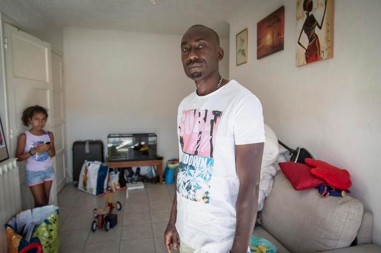 Bonjour. »Når vi mødtes, hilste han pænt. 'Bonjour' sagde jeg, og han sagde også 'bonjour'« , fortæller Diene Babacar, som bor med sin kone og to børn på 4. sal i samme opgang som Mohamed Lahouaiej Bouhlel. 