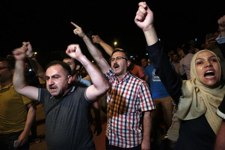 Modstand. Demonstranterne er på gaden - her i hovedstaden Ankara. 
