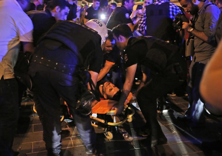 Kvæstet. En mand er såret efter uro på Taksim-pladsen i Istanbul. 
