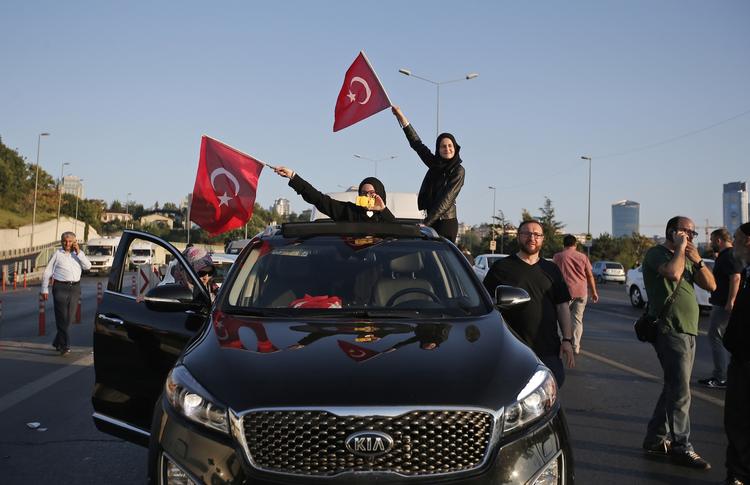 Væk. Soldaterne er væk fra gaderne i Istanbul, hvor borgerne har demonsteret mod et militærkup - og for demokratiet. 