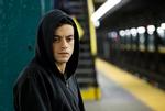 Tildækket. Rami Malek har den altoverskyggende hovedrolle som den sky og forstyrrede hacker Elliot Alderson, der helst kommunikerer elektronisk. 