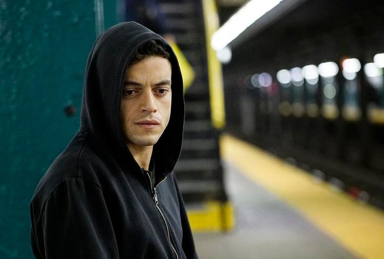 Tildækket. Rami Malek har den altoverskyggende hovedrolle som den sky og forstyrrede hacker Elliot Alderson, der helst kommunikerer elektronisk. 
