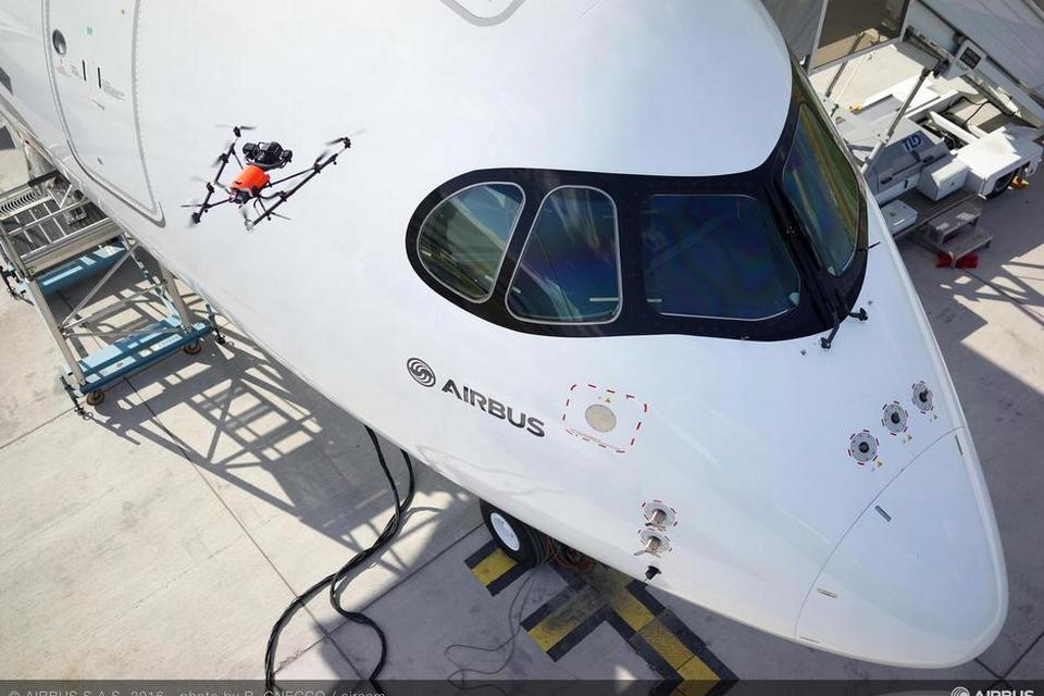 TJEK. Airbus demonstrerer, hvordan droner bruges til at kontrollere flyskrogets tilstand.