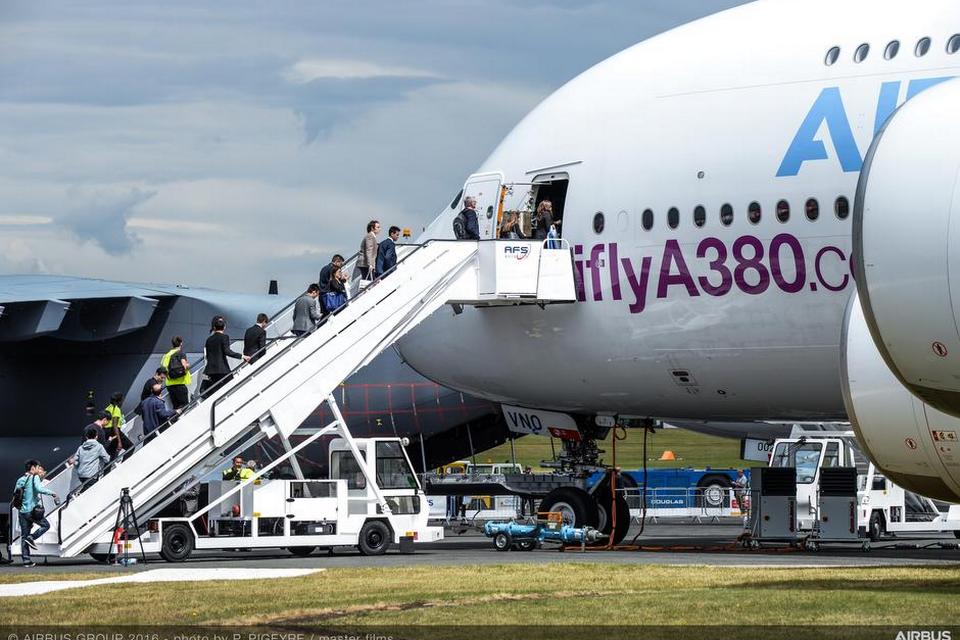 TRÆKPLASTER. Salget af Airbus A380 falder, men publikum vil stadig gerne kigge nærmere på kæmpeflyet.