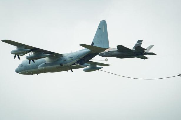 KRAFTTILSKUD. Et F-35 kampfly kan tankes i luften. Det demonstreres på det britiske flyshow. 