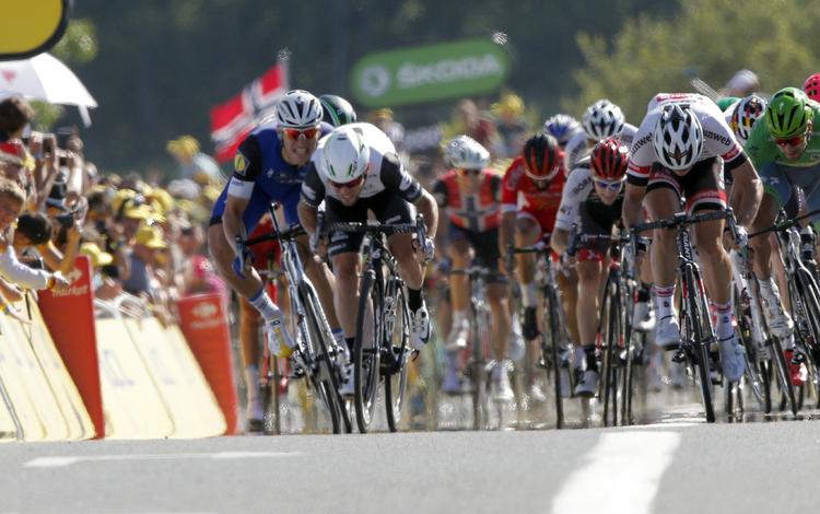 sejrherre. I selskab med feltets bedste sprintere var Mark Cavendish (tv.) for 4. gang i år hurtigste mand. 