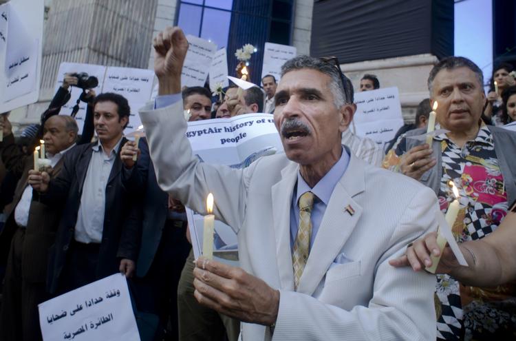 SORG. Efterladte mindes passagererne på Egyptair-flyet, der styrtede i havet. 