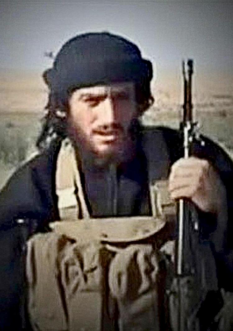 Bagmand. Abu Muhammed al-Adnani affotograferet fra en video i 2012. Islamisk Stat-talsmandens opfordring til vrede unge mænd i USA og Europa er enkel: Tag hævn ved at slå ihjel med hvad som helst, der er til at få fat i. 