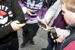 JAGT. Det nye Pokemon Go tager skridtet fuldt ud i verden og sætter store og små i bevægelse i en moderne skattejagt. 