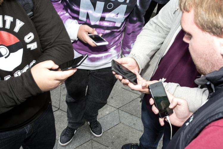JAGT. Det nye Pokemon Go tager skridtet fuldt ud i verden og sætter store og små i bevægelse i en moderne skattejagt. 