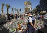 Sorg. Blomsterhavet på Promenade des Anglais i Nice vokser og vokser her knap tre døgn efter angrebet, hvor 84 mennesker omkom. Sikkerhedsopbuddet i den sydfranske by er massivt. 