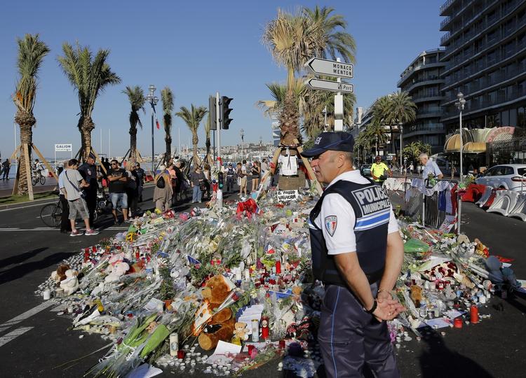 Sorg. Blomsterhavet på Promenade des Anglais i Nice vokser og vokser her knap tre døgn efter angrebet, hvor 84 mennesker omkom. Sikkerhedsopbuddet i den sydfranske by er massivt. 