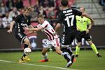 Duel. AC Horsens'  Peter Nymann (tv.) i kamp med AAB's Kasper Risgård. 