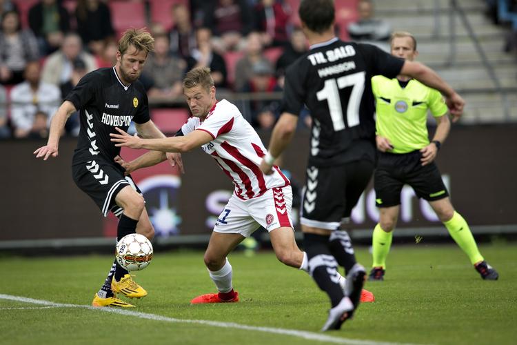 Duel. AC Horsens'  Peter Nymann (tv.) i kamp med AAB's Kasper Risgård. 