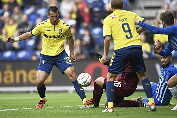 Målfest. Brøndbys Kamil Wilczek scorer til 2-0. 