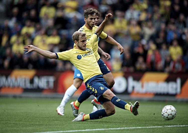 Starten.  Teemu Pukki prikker 1--0-bolden over stregen og starter en fest på Brøndby-stadion. De vestjyske gæster var statister i Brøndbys opvisning. 