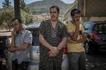 Glemt. Mohammed (tv.), Selassene og Rachid (th.) bor i forstaden Ariane. De kender ikke nogen, der er taget til Syrien, men kan godt forstå desperationen. 