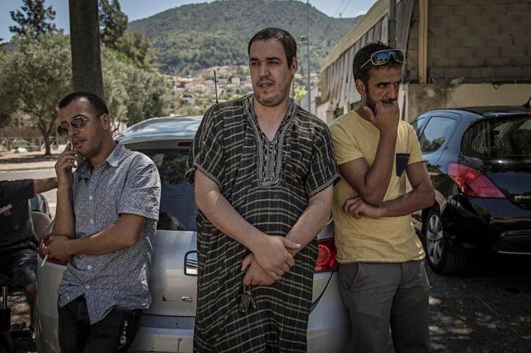 Glemt. Mohammed (tv.), Selassene og Rachid (th.) bor i forstaden Ariane. De kender ikke nogen, der er taget til Syrien, men kan godt forstå desperationen. 