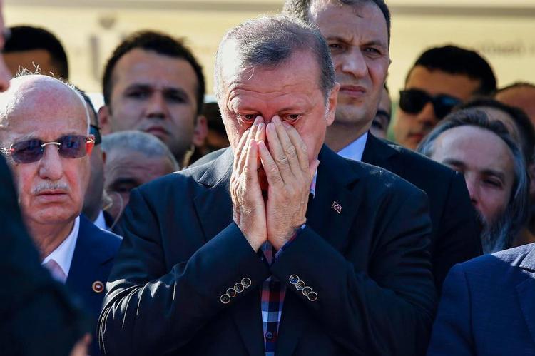 Præsident. Erdogan deltog i går ved begravelsen af ofre for fredagens kupforsøg. 