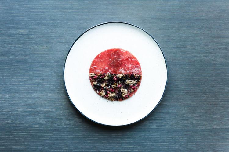 Råt lam. Fra 27 juli vil restauranten 108 servere folkelige retter krydret med vild gastronomi. Foto: Hannah Grant 